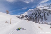 arrivee sur route clausis piste loups vue fond vallee