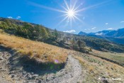ascension progressive sous le soleil dans alpages