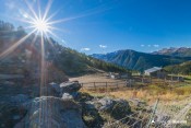 bergerie du lombard sous les premiers rayons de soleil