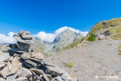 cairn avec le pelvas en toile de fond