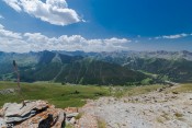 cairn sur crete devant hameaux de molines