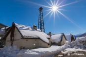 campanile et four sous la neige soleil