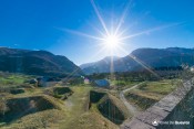 caserne campana et village sous le soleil