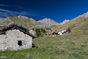 Chalets d'alpages sous un ciel bleu azur