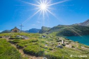 chapelle sainte anne sous rayon soleil croix