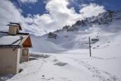 Vue laterale sur la Chapelle, la croix et le lac