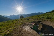 coucher soleil sur mangeoire montagne gilly