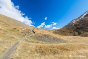 cretes et sentier en balcon en vue