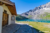 entree chapelle sainte anne devant lac