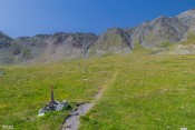 il suffit de suivre le sentier le col est a gauche