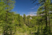 la chapelle saint simon se devoile devant le grand rochebrune