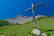 la croix des chasseurs au dessus du lac des clots et en dessous cretes de combe arnaude