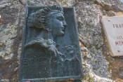 la plaque rappelant les faits heoriques de marguerite eymeoud