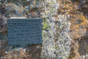 la plaque rappelant les faits historiques averes et moins averes du rocher annibal
