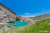 lac des 9 couleurs pente vertes premier plan