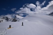 Le panneau de balisage dépasse à peine de la neige