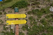 Panneau de direction et d'itinéraires de randonnée au Grand Belvédère