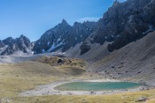 Le lac des Rouites sous la crête des Veyres