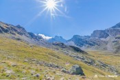 le petit couloir est en vue en suivant sentier