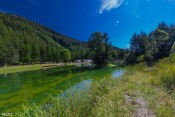 le plan eau au pied de la montagne