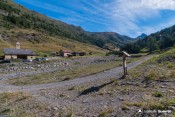 le sentier longe le torrent en face valpreveyre
