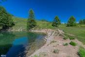 le sentier passe a proximite du lac des clots