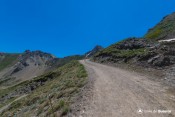 le sentier rejoint la route sous col de furfande