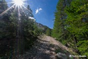 le sentier rejoint route balise gr58