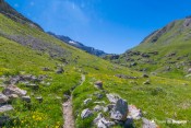 le sentier se poursuit a travers vallons