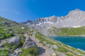le sentier seleve en longeant le lac sainte anne