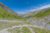 le sentier serpente le long du torrent de clausis