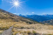 le sentier serpente sous le soleil a travers alpages