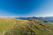 les cretes vertes au soleil devant les sommets
