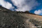 montee col noire sentier montee nuages randonneur