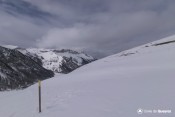 piquet pr jaune sous la neige rando pre geant