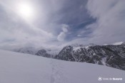poudreuse raquette sous ciel laiteux