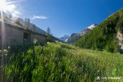 premiers rayons soleil sur cabane berger devant mont viso