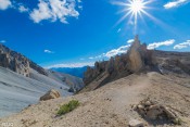 puit de soleil dans la casse deserte devant cairn