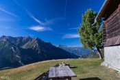 Table au soleil et panorama au Queyron