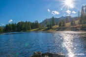 reflets soleil sur lac de roue