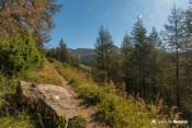 rocher sur sentier entree vallon peas