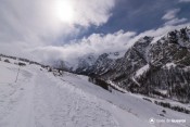 route clausis contrastes neige ciels bleus couverts