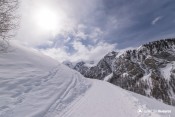 route clausis sous neige ciel couvert