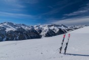 Le skieur contemple les cîmes
