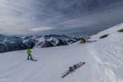 Skieur arrivant au télésiège des Cassettes