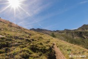 sentier col malaure sous rayons de soleil
