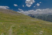 sentier dans les alpages clot du loup