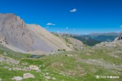 sentier serpente sur alpages au dessus lac lauzon