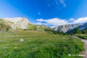 sentier vue sur bergerie adoux