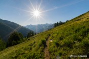 soleil couchant sur montagne gilly